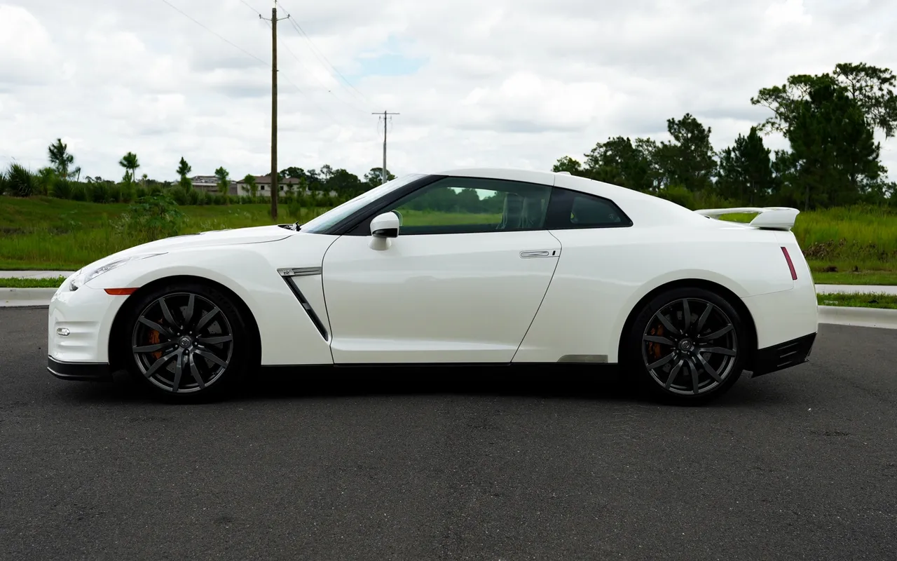 2013 Nissan R35 GTR - Secondary View