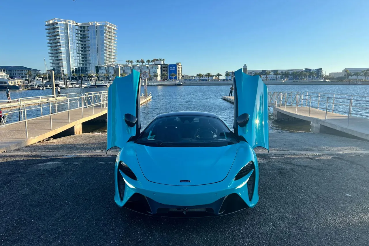 2023 McLaren Artura